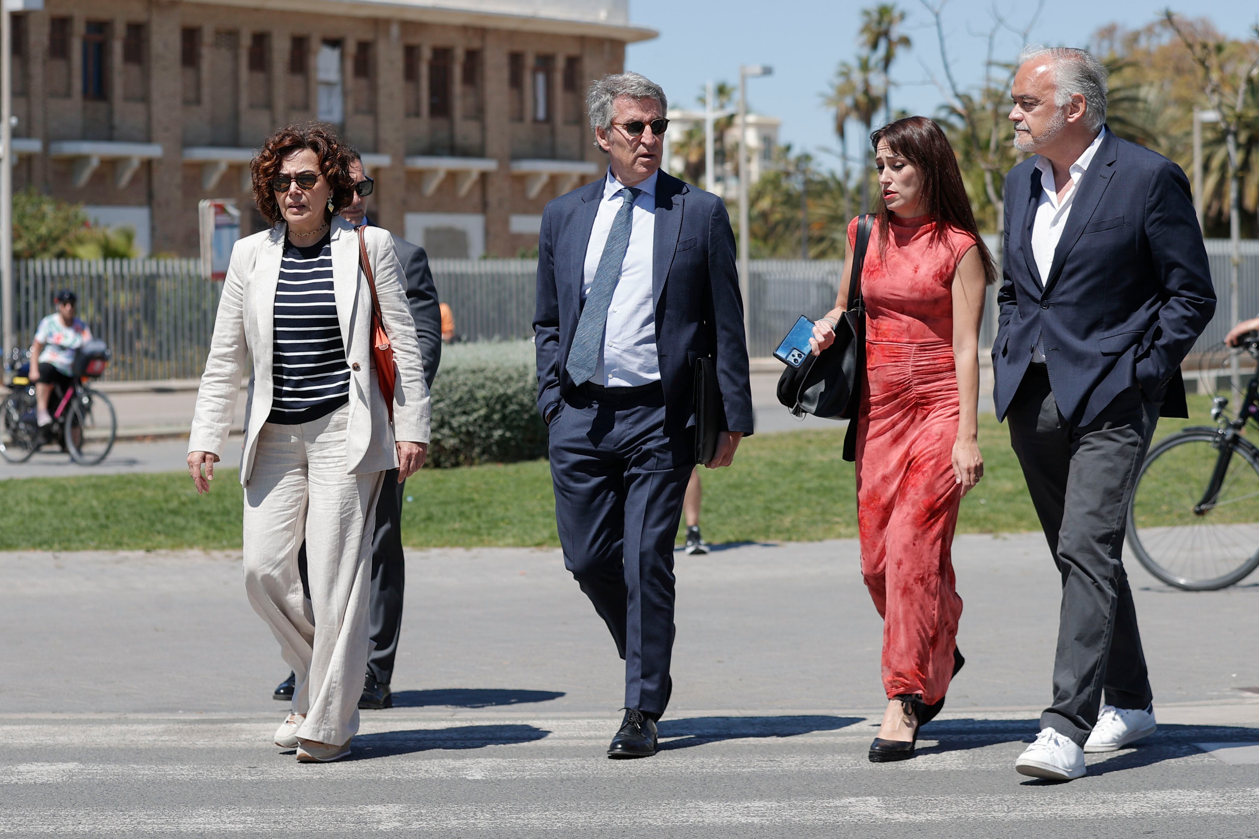 El presidente del PP, Alberto Núñez Feijóo, junto al eurodiputado Esteban González Pons.