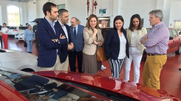 La alcaldesa de Puertollano, varios concejales y la presidenta de FEPU contemplan uno de los coches en venta