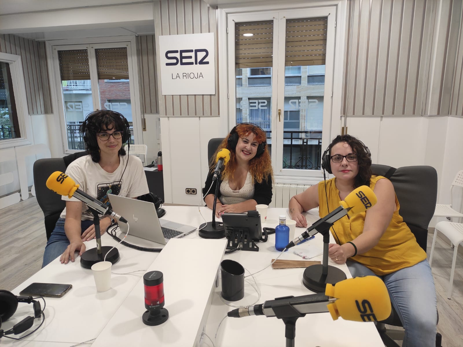 Elisa Coterón (ON&OFF), Blanca Rico (Alianza por la Solidaridad) y Daniela Ruggeri (Colectiva de Mujeres del Valle del Cidacos) detallan el proyecto Cuidadanas para promover una nueva cultura en los cuidados, más inclusiva y equitativa.