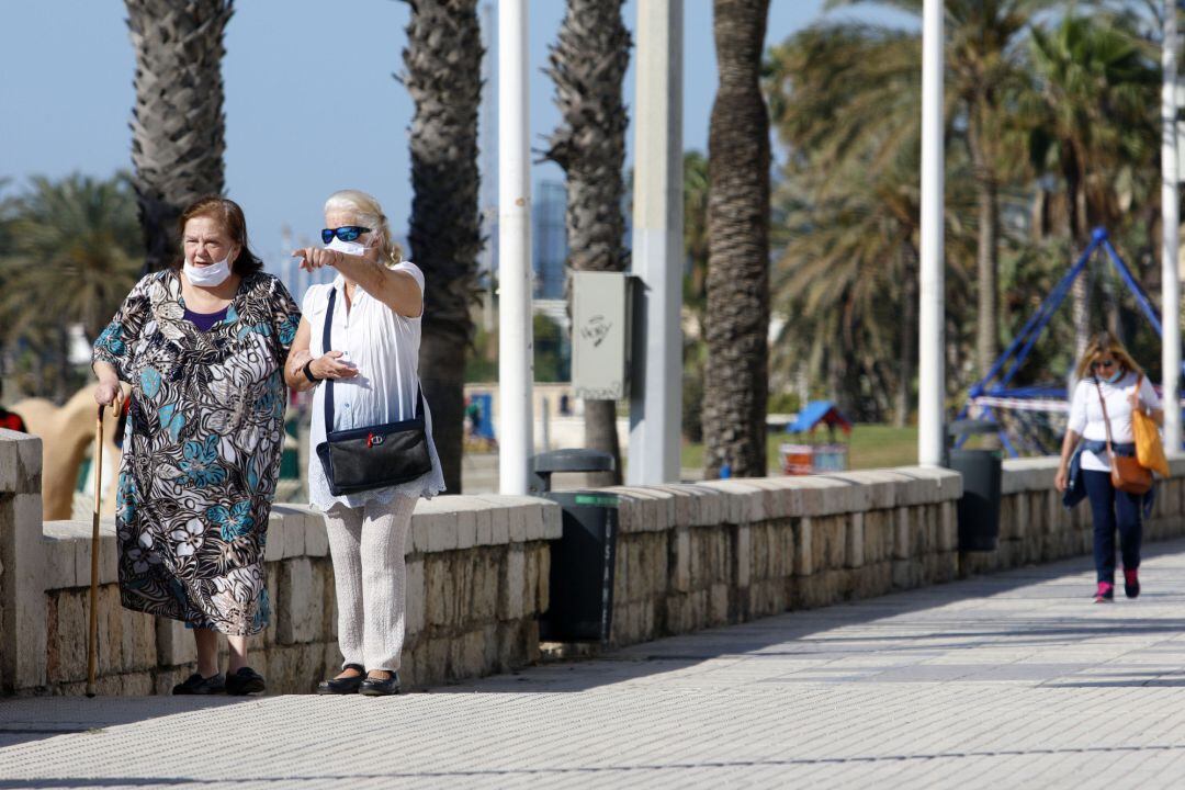 Personas mayores recorren el paseo marítimo por la zona de La Malagueta en las horas asignadas a ellos, en Málaga (Andalucía, España), a 02 de mayo de 2020.