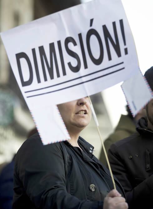 Un gran número de ciudadanos se han concentrado junto a la sede del PP en Madrid para protestar tras las informaciones relacionadas con el 'caso Bárcenas'.
