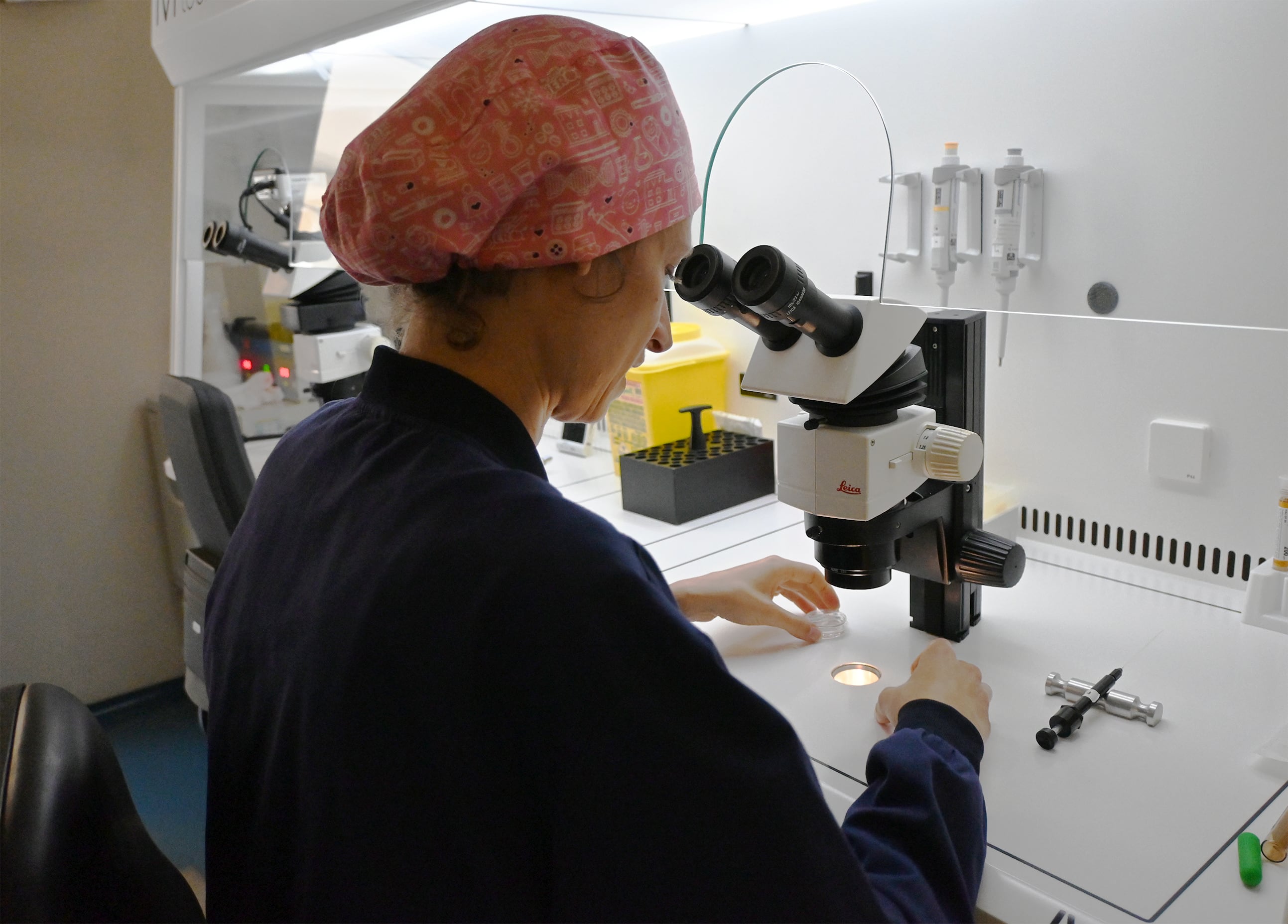 Alessandra Parrella, embrióloga en el laboratorio de la clínica de IVF-Life Alicante