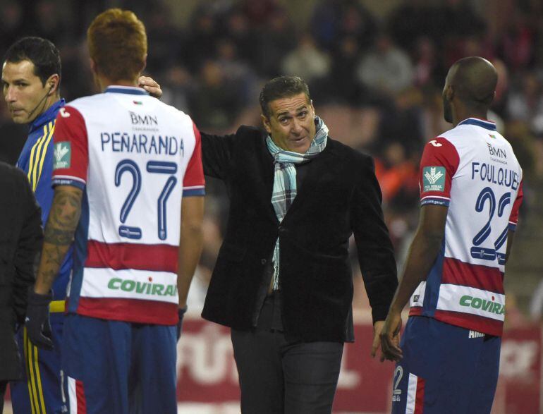 El entrenador del Granada José Ramón Sandoval (c), durante el encuentro correspondiente a la vuelta de los dieciseisavos de final de la Copa del Rey