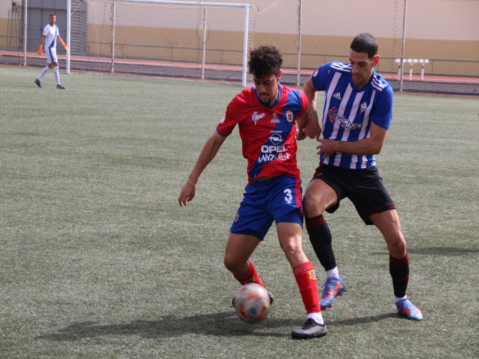 Pelea por el balón.