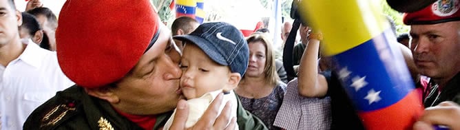 Hugo Chávez saluda a un bebé en su visita a damnificados por las lluvias