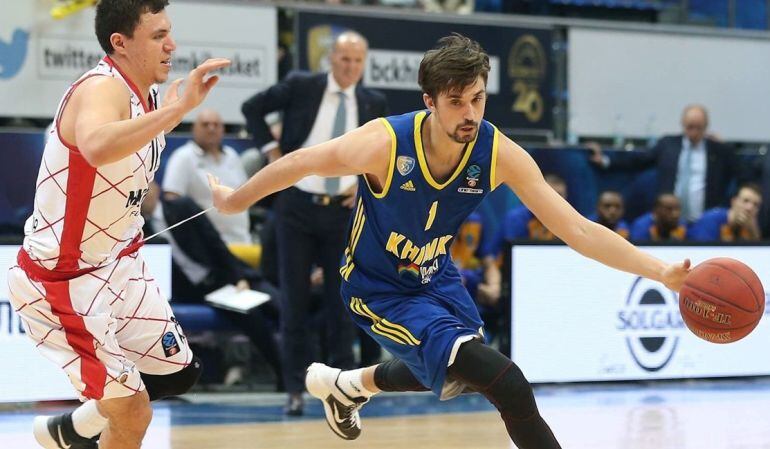 Shved (d) es defendido por Pako Cruz durante el partido celebrado en el Centro de Deportes del área de Moscú