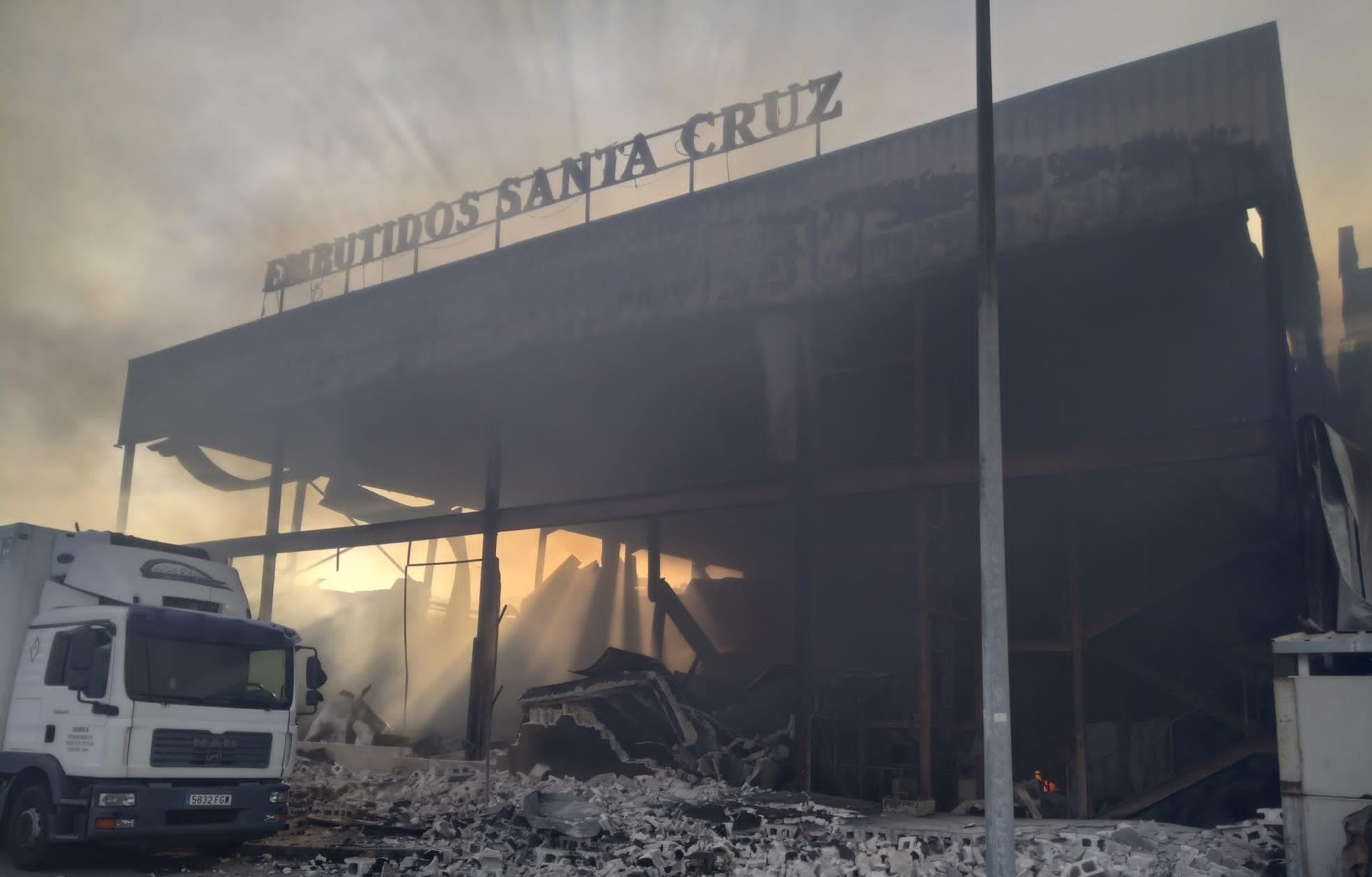 Restos de la fábrica tras el incendio