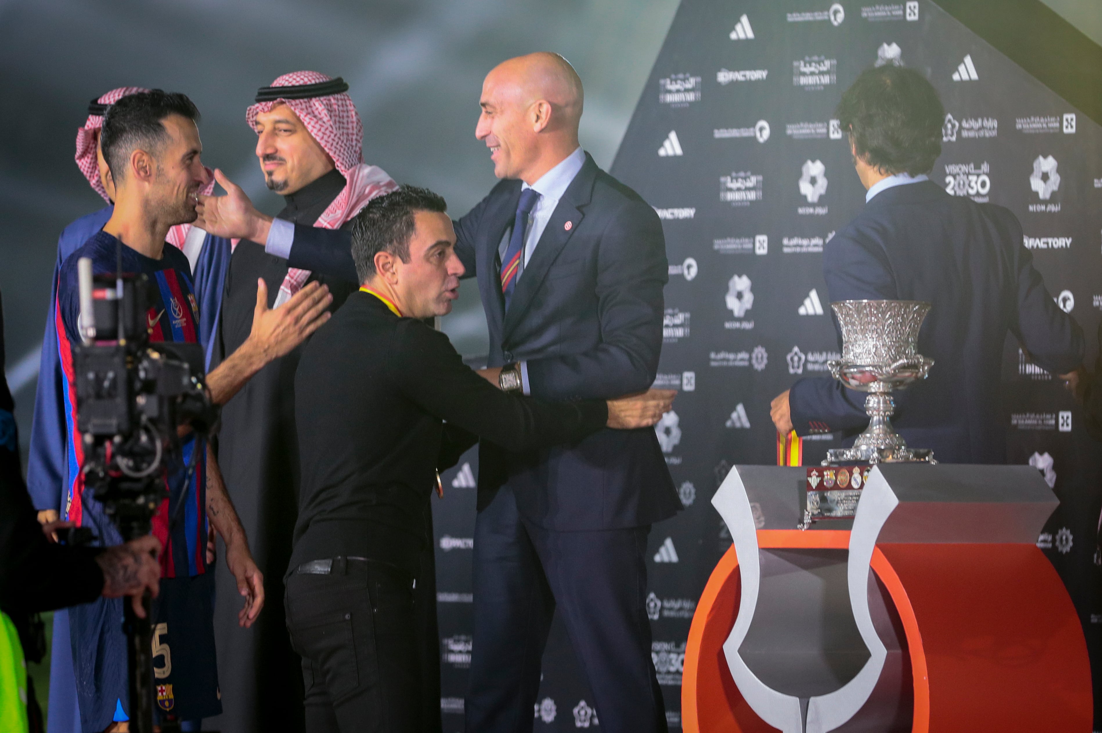 El entrenador del FC Barcelona Xavi Hernández (3i) junto a Sergio Busquets antes de recibir el trofeo de campeones tras la final de la Supercopa de España 2023. EFE/ Juan Carlos Cárdenas