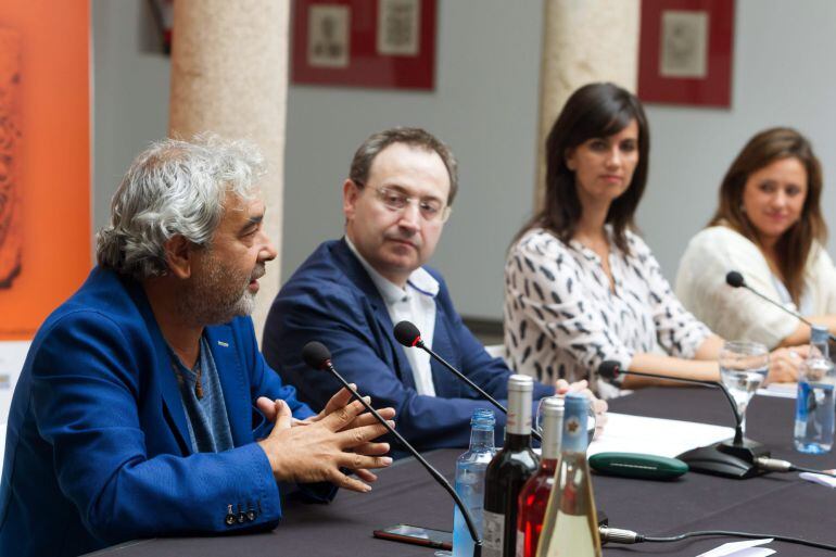 El director de la Gala de los Premios Ceres de Teatro, Manuel Palacios; la secretaria general de Cultura de la Junta de Extremadura, Miriam García Cabezas; el director del Festival Internacional de Teatro Clasico de Mérida, Jesús Cimarro y la delegada de cultura del Ayuntamiento de Mérida, Ana Aragoneses, durante la presentación de la Gala