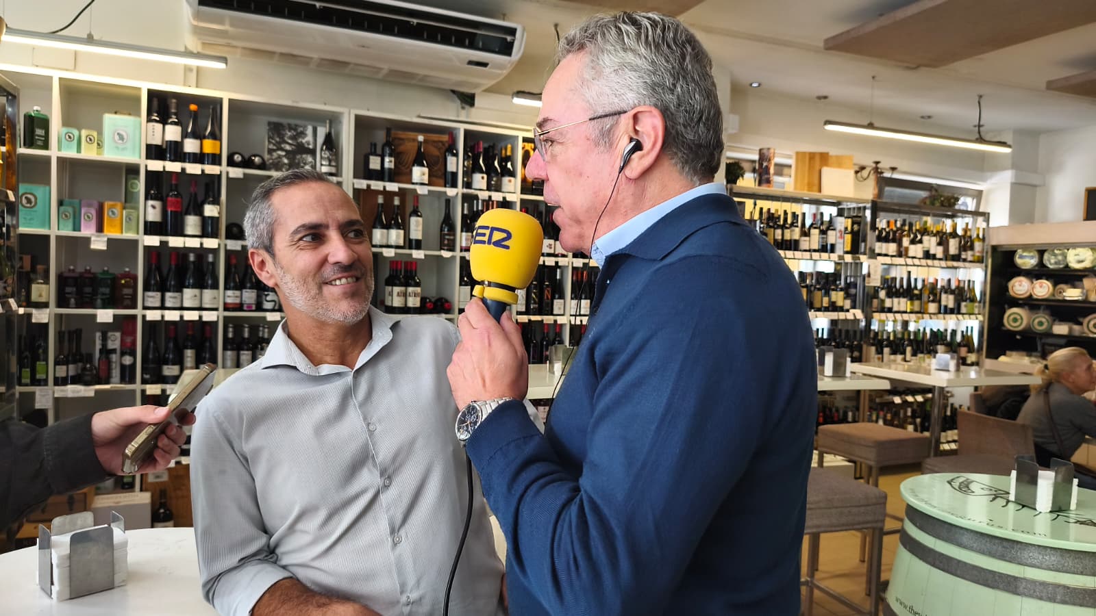 Álvaro, responsable del establecimiento Las Flores en la calle San Pablo en el programa especial Hoy por Hoy Sevilla con motivo de las lluvias torrenciales que sufrió la ciudad
