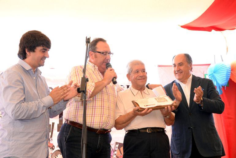 Carlos Pérez, editor de la web algecirasalminuto.es, Juan Manuel Dicenta de Radio Algeciras. Sebastián Llanes y el alcalde de Algeciras José Ignacio Landaluce, durante una entrega de reconocimientos organizada por Algeciras al Minuto en la feria de 2014.