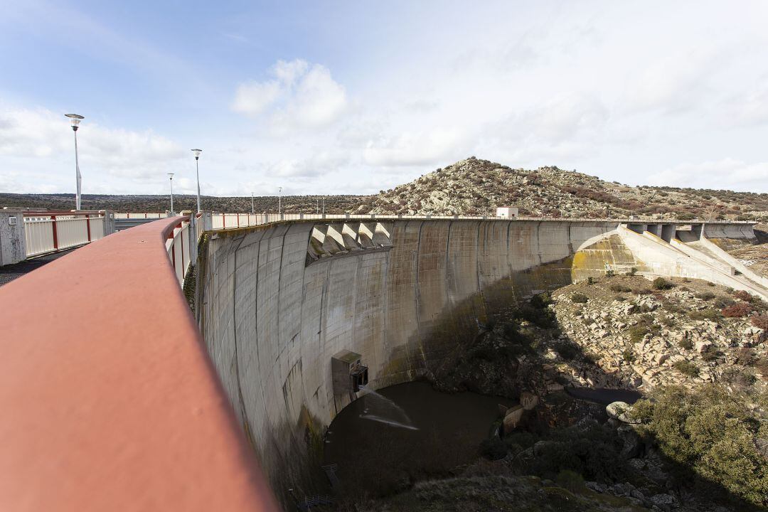 Muro del embalse de Las Cogotas (Ávila)