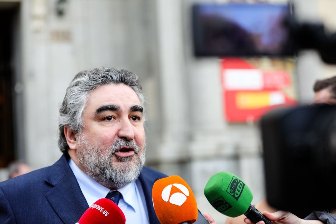 El ministro de Cultura, José Manuel Rodríguez Uribes, responde a los medios a su llegada al acto de presentación del archivo personal de la jurista María Telo Núñez celebrado en el Archivo Histórico Nacional en la Calle Serrano, Madrid (España), a 9 de ma