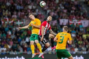 JAK_8264- KIEV (ESLOVAQUIA), 20/08/2015.- El jugador del Athletic Club de Bilbao Kike Sola (c) en acción ante Miroslav Kacer (i) del MSK Zilina, hoy, jueves 20 de agosto del 2015, durante el partido de ida de la fase previa de la Liga Europa disputado en Zilina, Eslovaquia. EFE/Jakub Gavlak