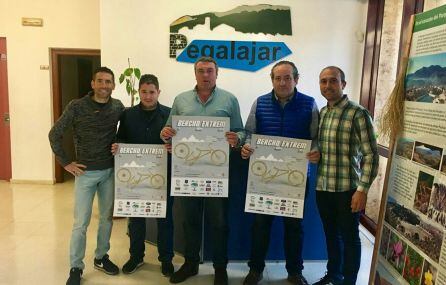 Organizadores del Berchoextrem con el alcalde de Pegalajar, Juan Merino, en el centro y el concejal de Deportes, Juan David Fernández.