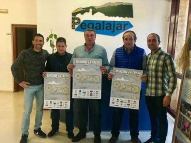 Organizadores del Berchoextrem con el alcalde de Pegalajar, Juan Merino, en el centro y el concejal de Deportes, Juan David Fernández.