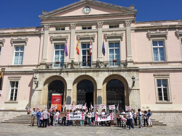 Trabajadoras de Los Telares de Palencia a las puertas del Ayuntamiento.