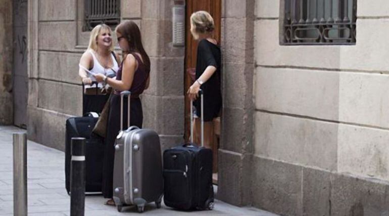 El alquiler de viviendas a turistas sigue generando enfrentamientos.