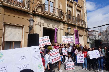 La manifestación llega al Ayuntamiento de Elda