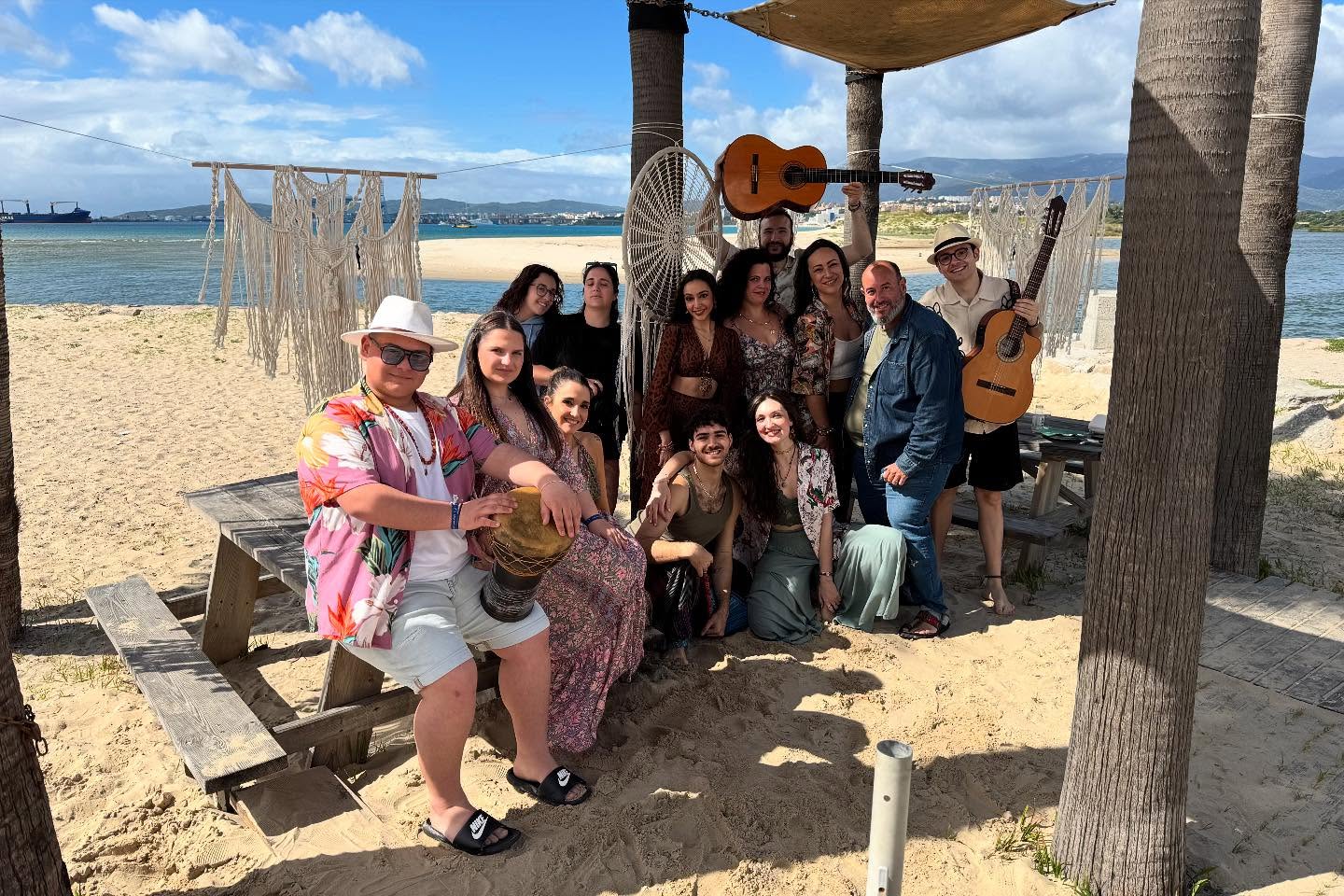 Foto de familia tras la grabación de 'A mí me interesa'