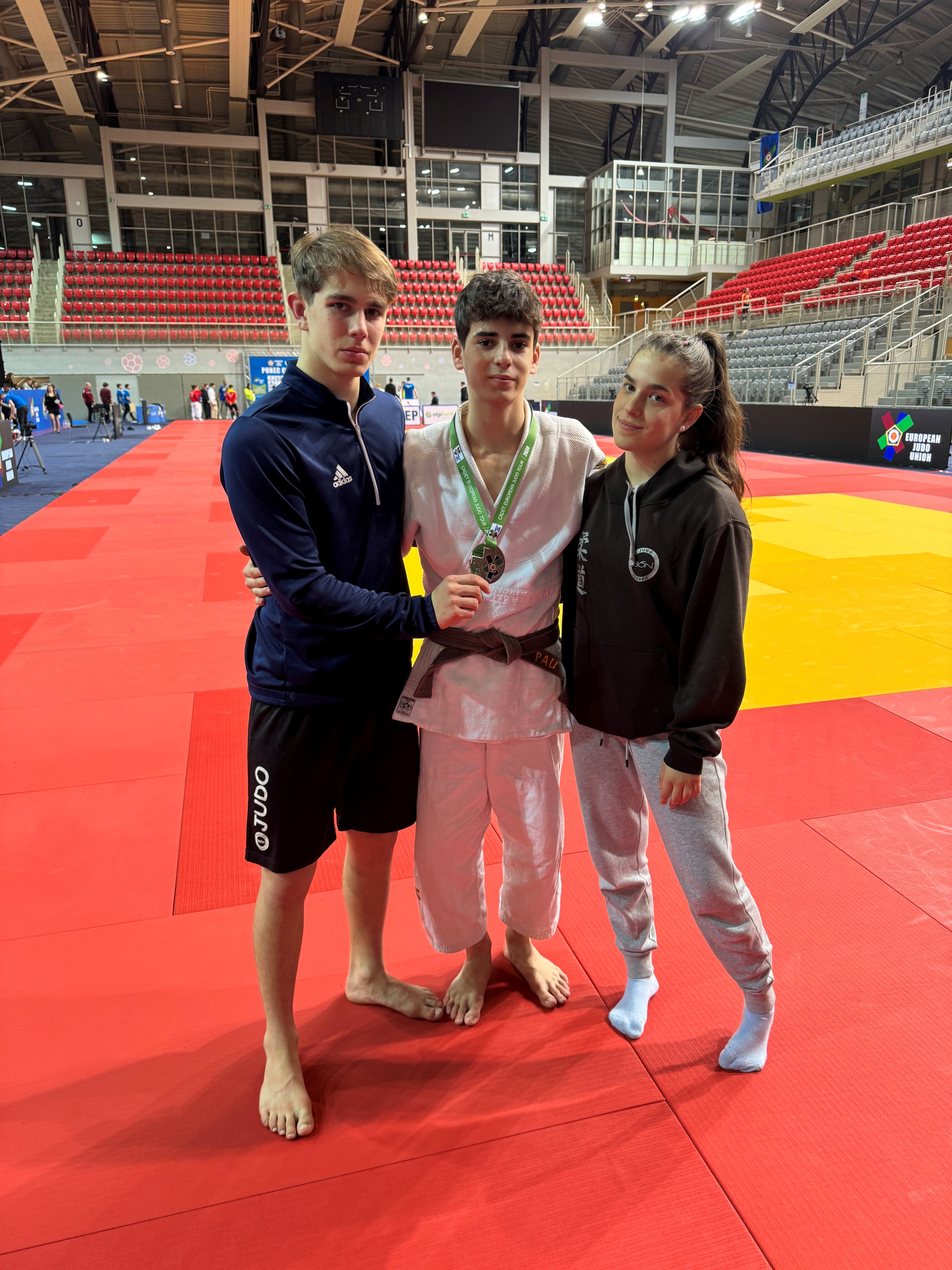 Pau Vigueras del Club Escuela Ibón con la medalla de bronce