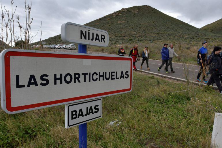 Vista del dispositivo de búsqueda que intenta localizar al niño de 8 años cuyo rastro se perdió el martes en Las Hortichuelas, en Níjar (Almería). 