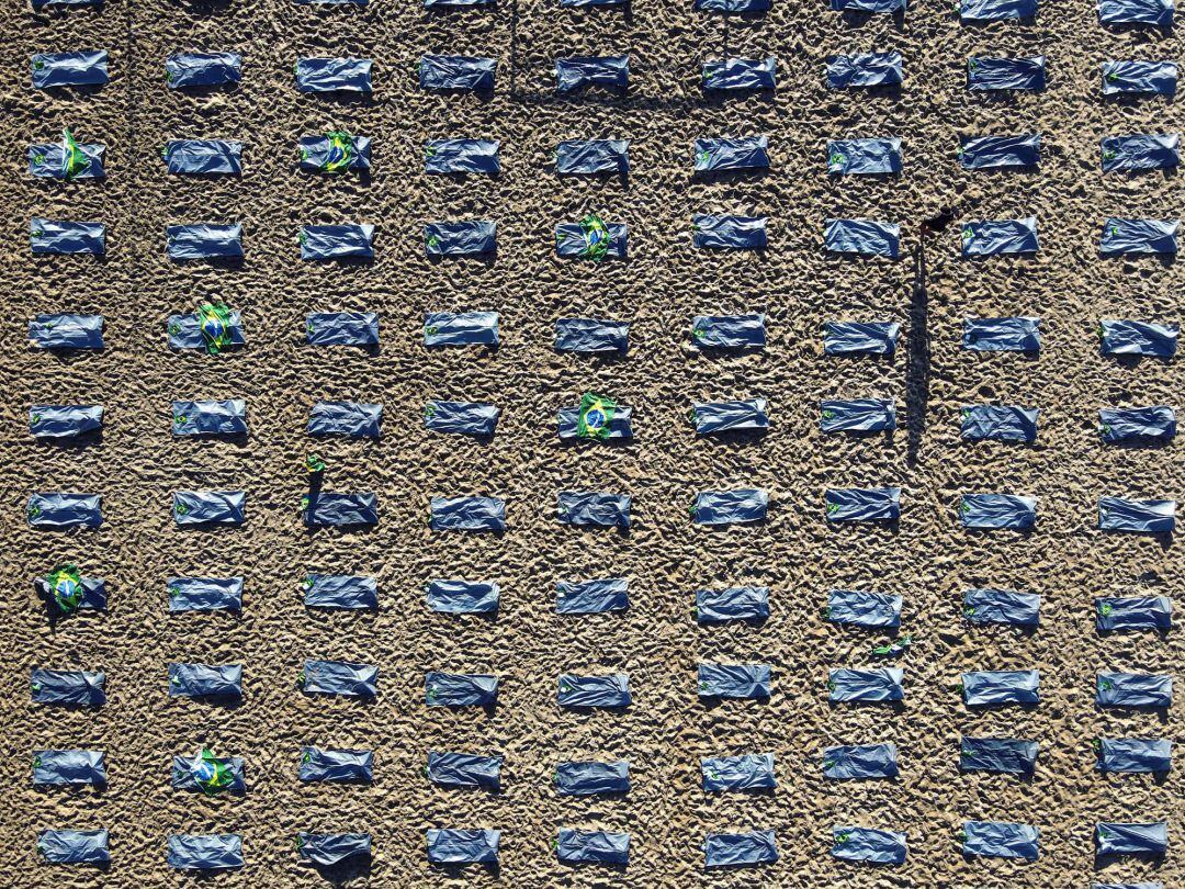  Foto tomada con un dron que muestra elementos que simulan cerca de 400 bolsas mortuorias durante el acto de la ONG Río de Paz en memoria de los más de 400.000 brasileños muertos por el Covid-19.