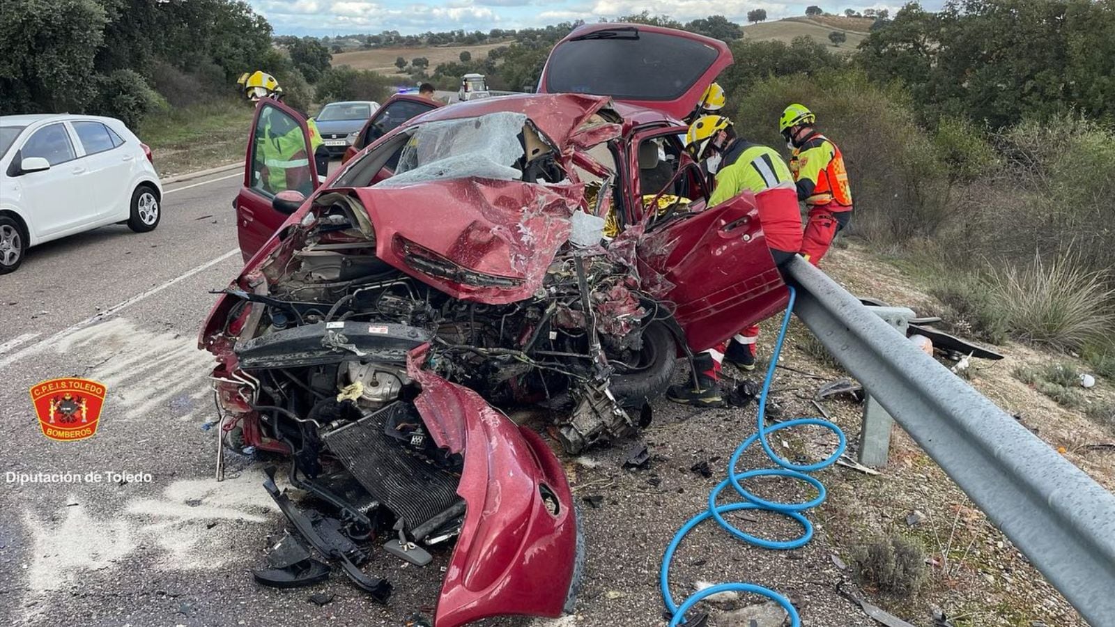 Imagen de la colisión entre un turismo y un autobús en Méntrida (Toledo)