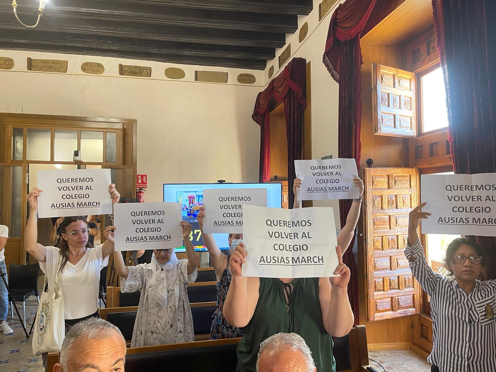 Familias del Ausias March en el pleno