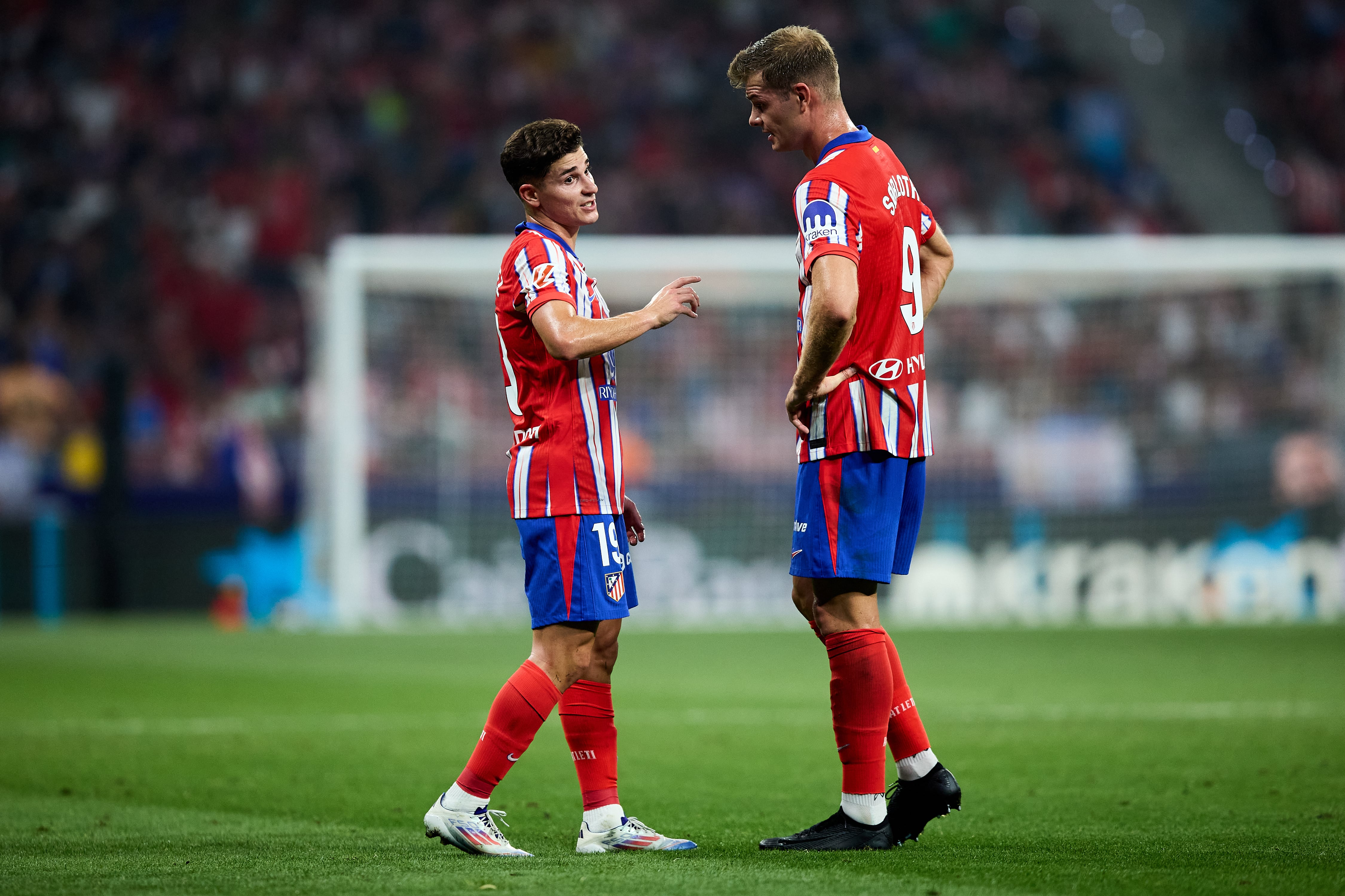 Julián Álvarez y Alexander Sorloth hablando durante el partido