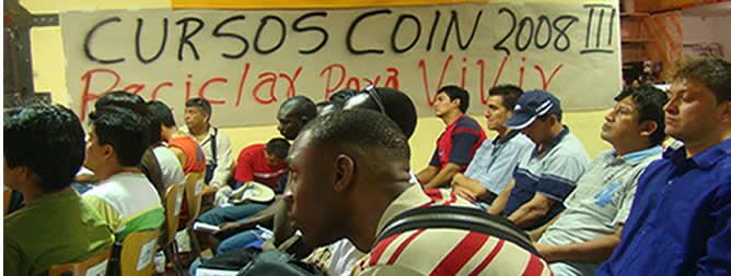 Un grupo de varones de diferentes nacionalidades escucha atento las clases impartidas en el COIN