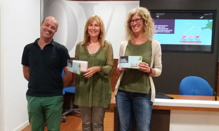 La Concejala de Juventud, Marisa Ponga, en la presentación de los programas escolares de prevención de drogodependencias, acompañada de los técnicos del Plan Municipal sobre Drogas