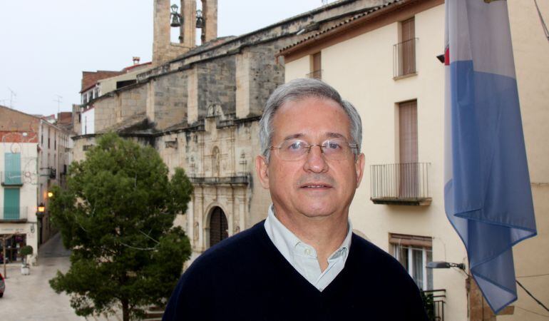 L'alcalde d'Ascó, Rafel Vidal, al balcó de l'Ajuntament amb l'església al fons.