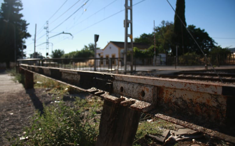 Valla lateral oxidada del paso a nivel de Alcolea