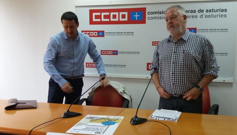 Javier Fernández Lanero, secretario general de UGT Asturias (izqu.) y Antonio Pino, secretario general de CCOO Asturias (dcha.) en la ruedad e prensa de presentación de la Jornada Mundial por el Trabajo Decente.