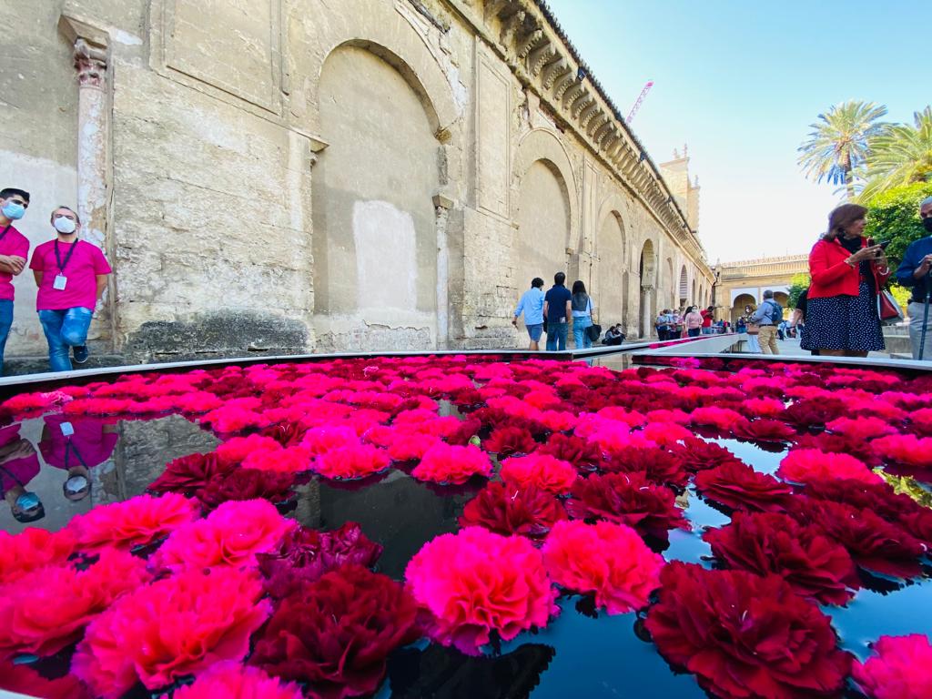 Instalación floral en el Patio de los Naranjos de la Mezquita-Catedral de Córdoba como parte de Flora 2021