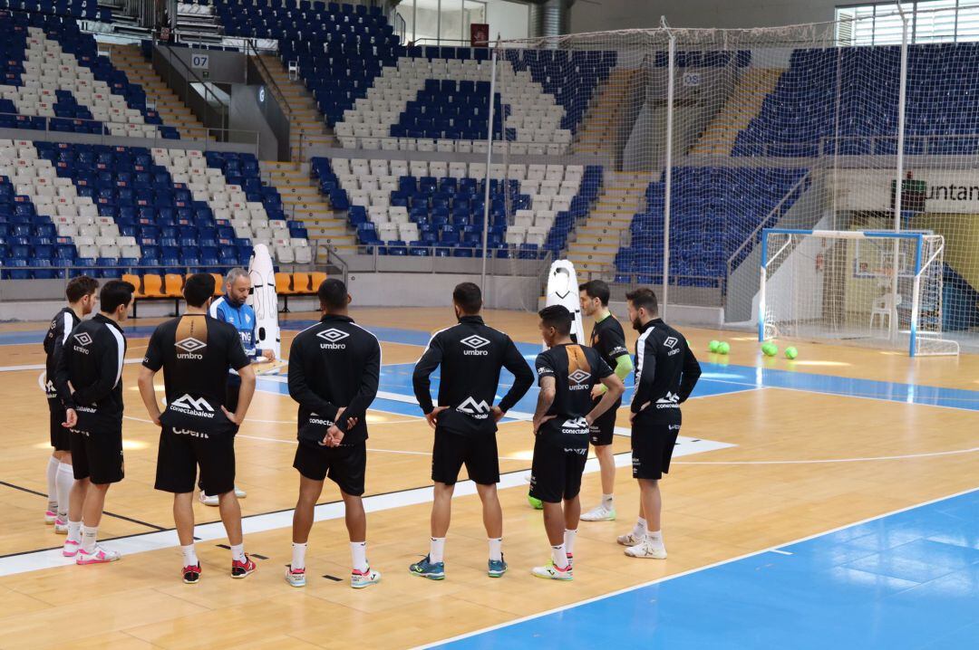 Plantilla del Palma Futsal recibe las órdenes de Antonio Vadillo.