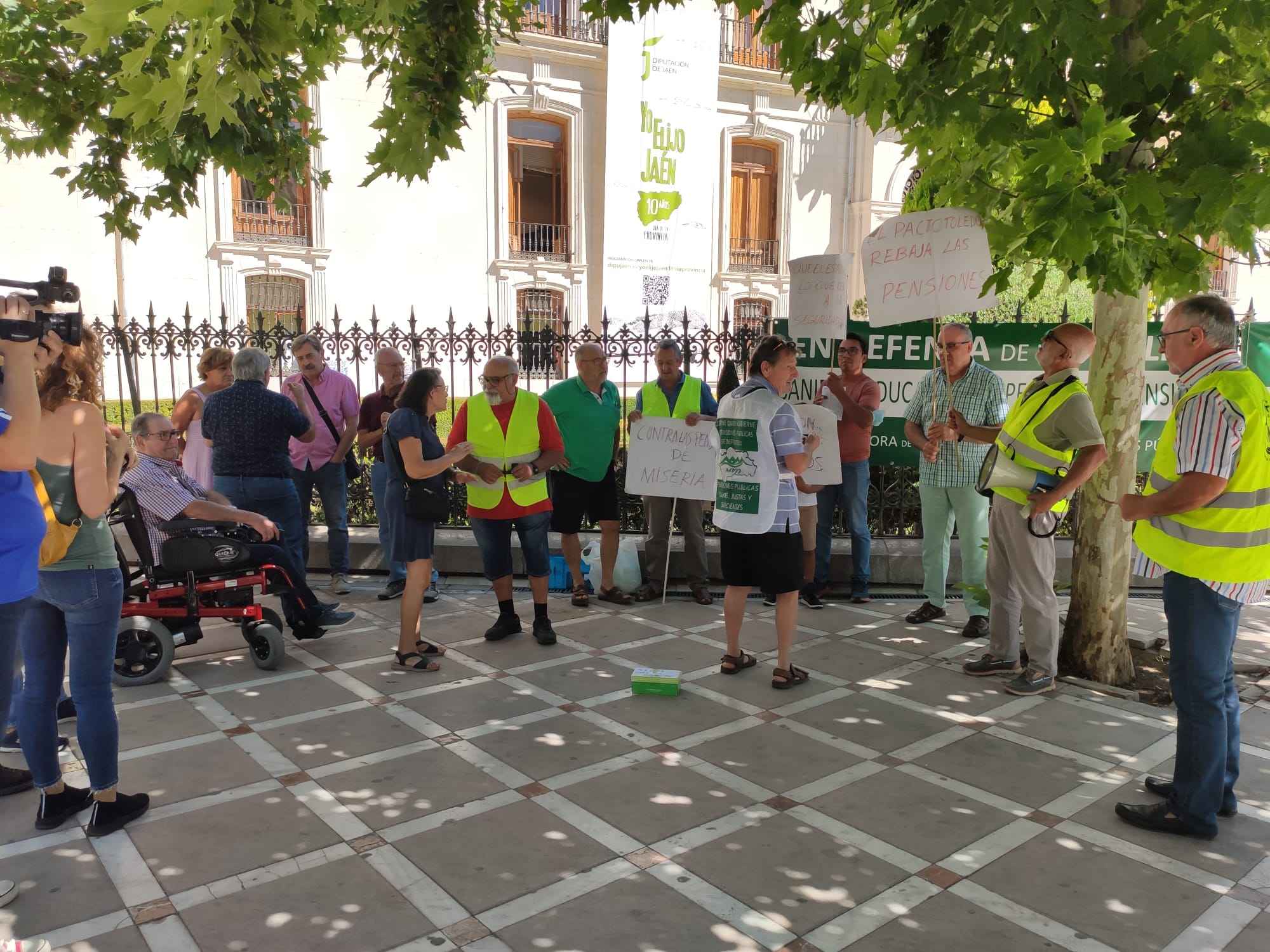 Concentración de la Coordinadora de Pensionistas de Jaén, en la Plaza de San Francisco de la capital jiennense