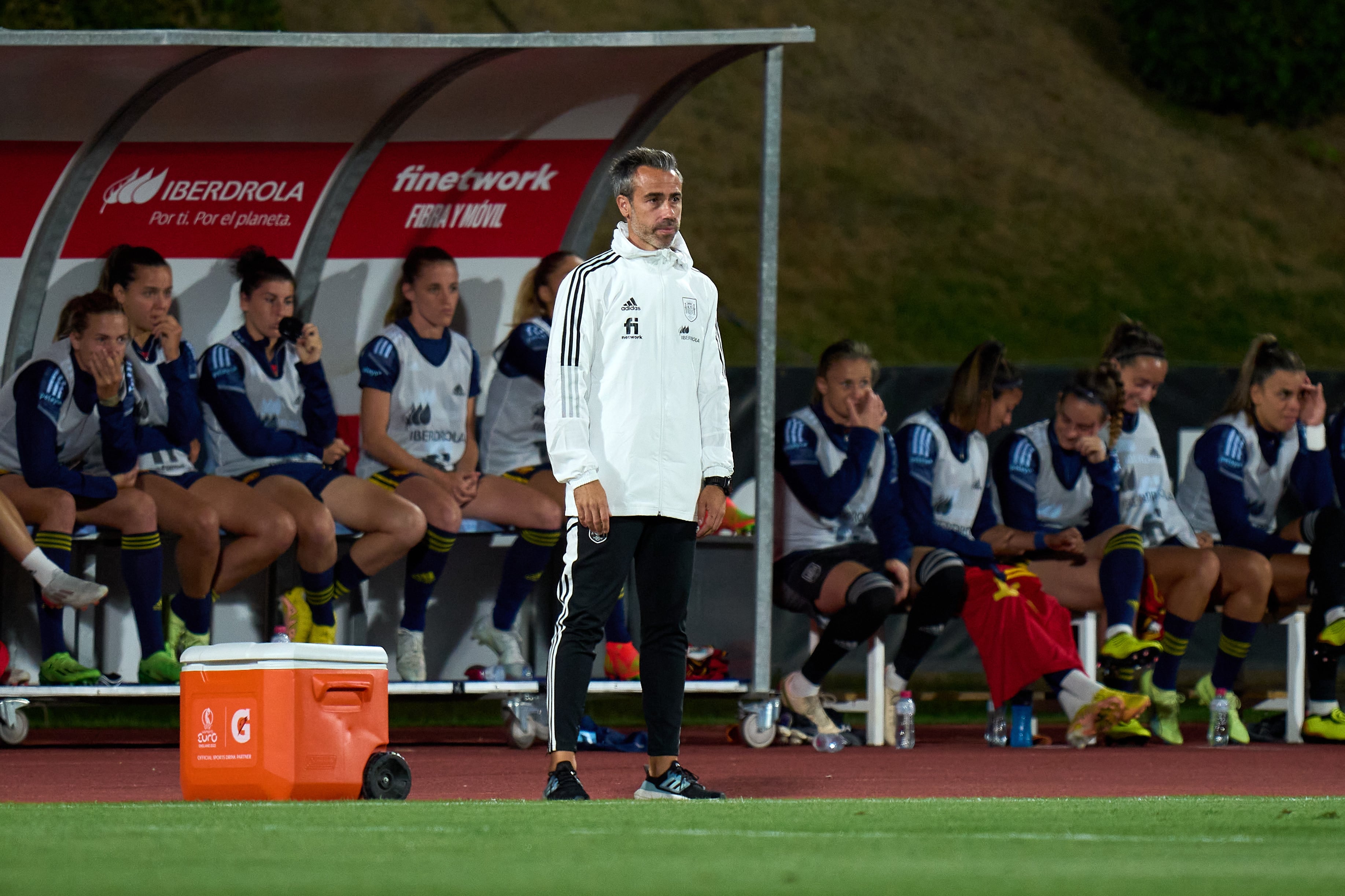 Jorge Vilda, junto a varias jugadoras sentadas en el banquillo de un partido clasificatorio para el Mundial de 2023