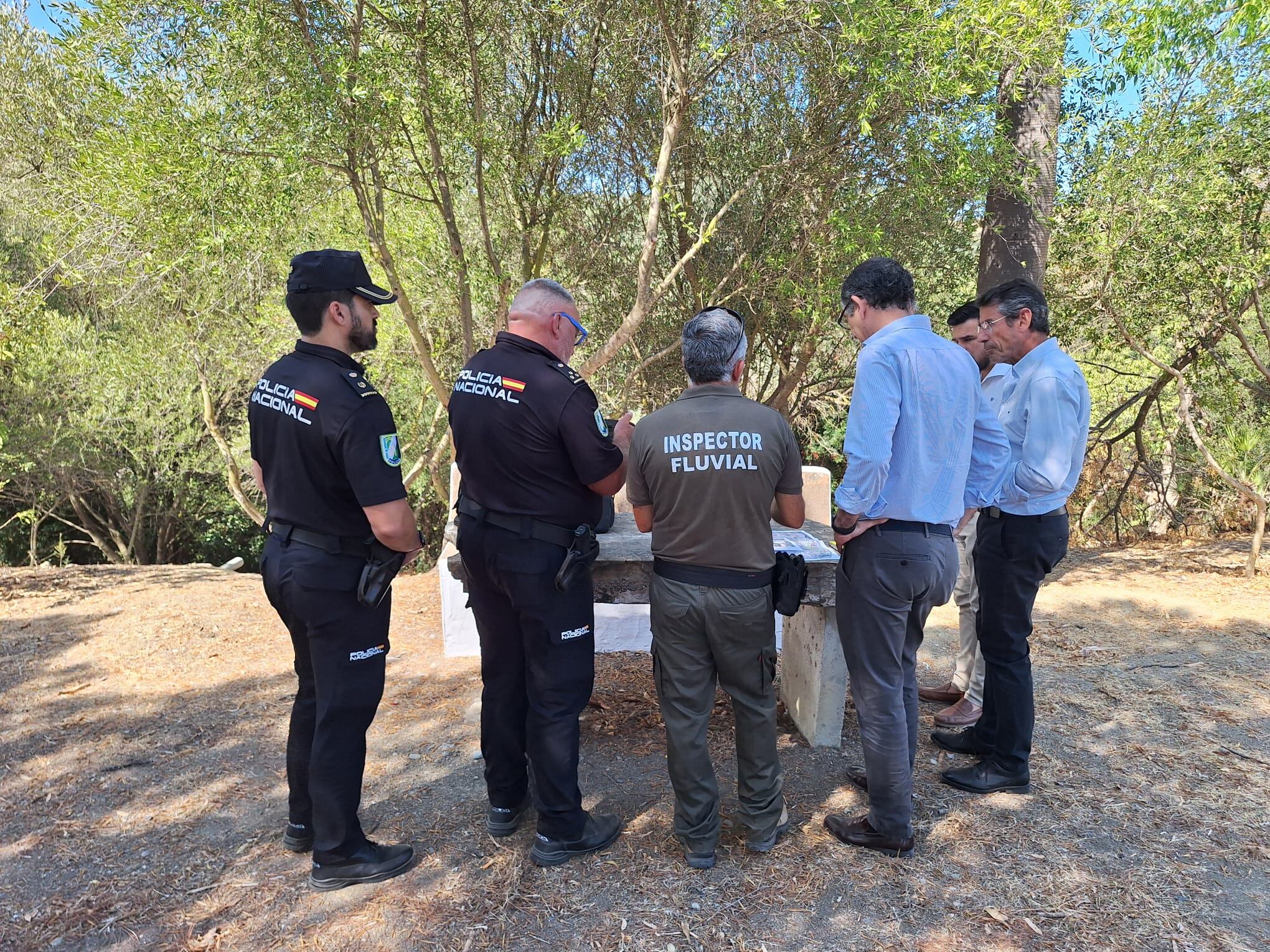 La Junta supervisa el agua superficial y subterráneaen colaboración con la Policía Nacional adscrita a la
comunidad andaluza