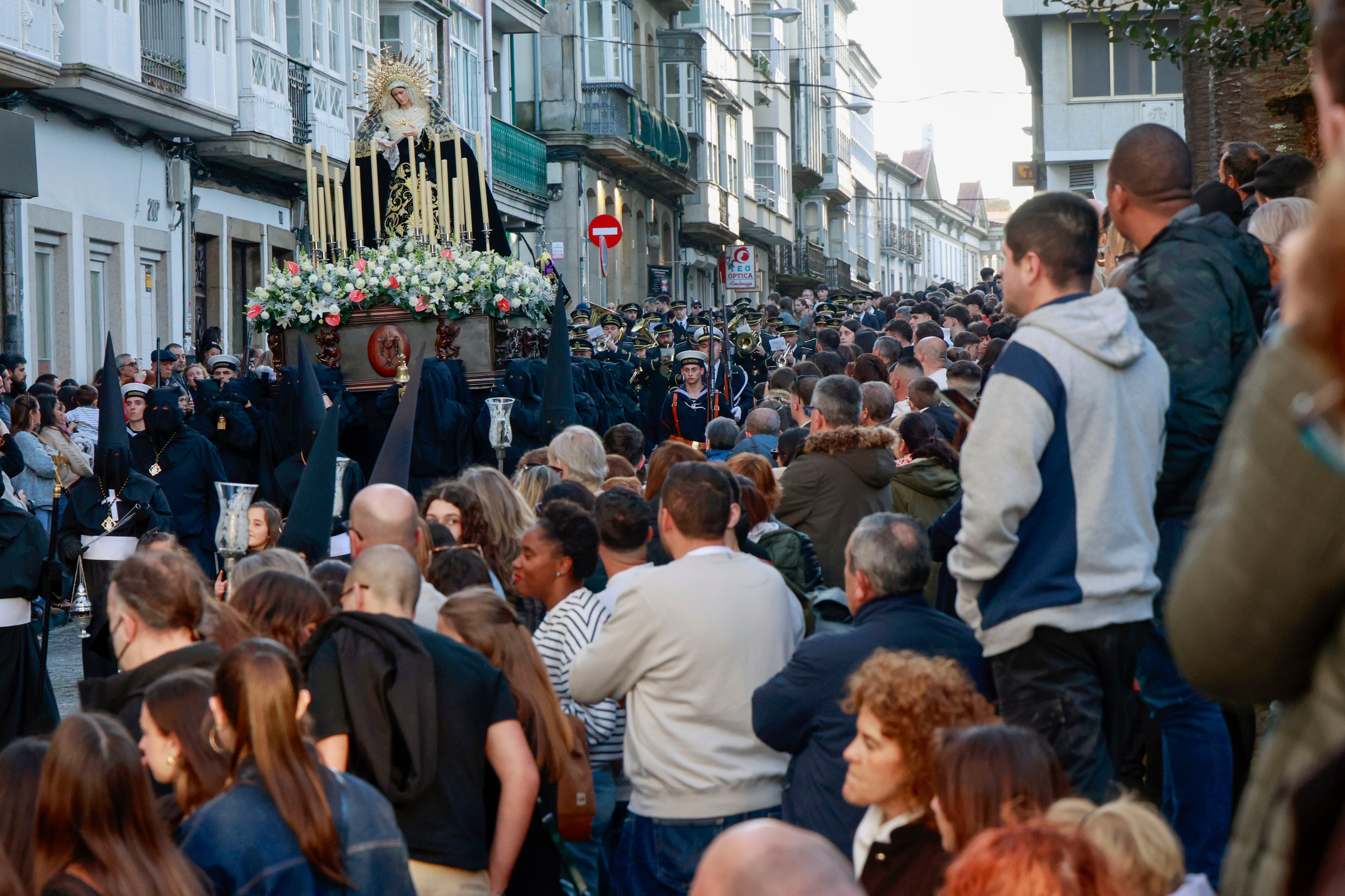 Miles de personas siguieron las procesiones del martes en Ferrol (foto: Kiko Delgado / EFE)