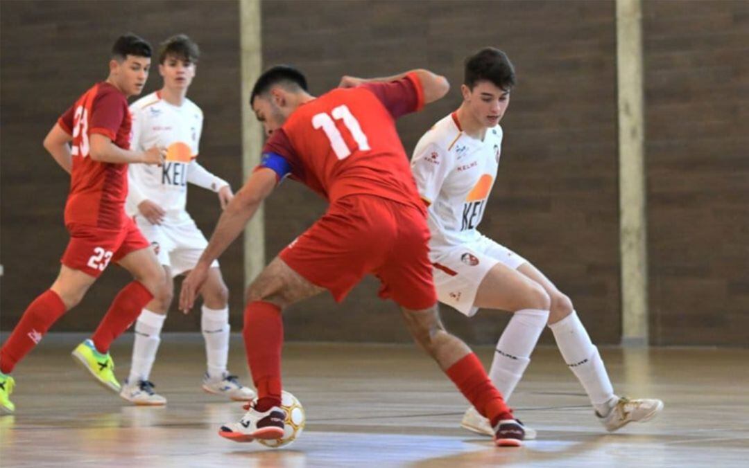 Isaac con el balón a los pies.