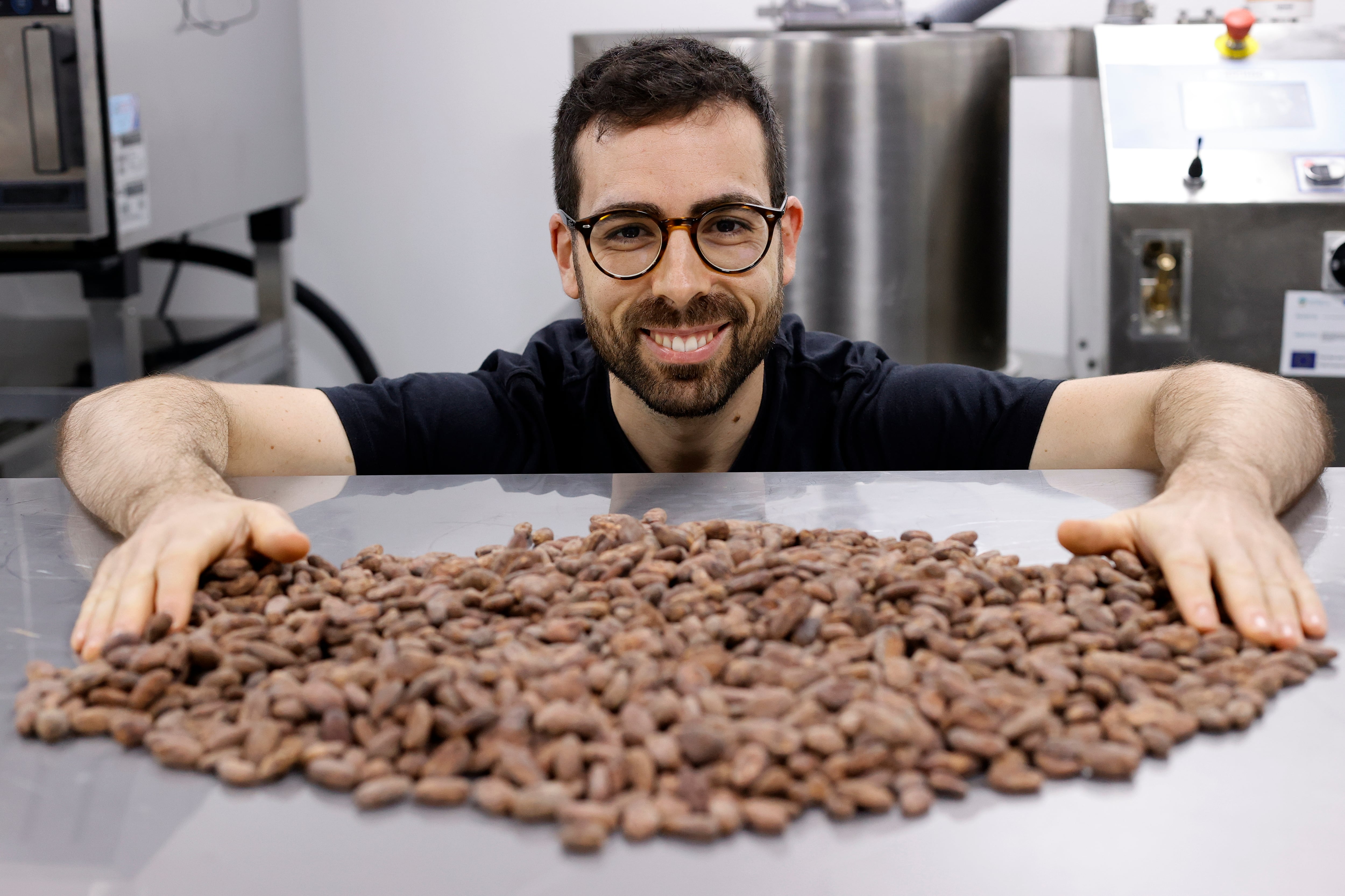 Tomás Rodríguez emprende desde Pontedeume y lanza Oxóco, una marca de chocolates hechos en Galicia con productos como alga percebe, eucalipto o crema de orujo (foto: Kiko Delgado / EFE)