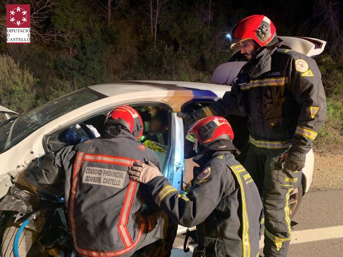 El Consorcio Provincial de Bomberos atiende a un joven en la CV-20 a su paso por Torrechiva