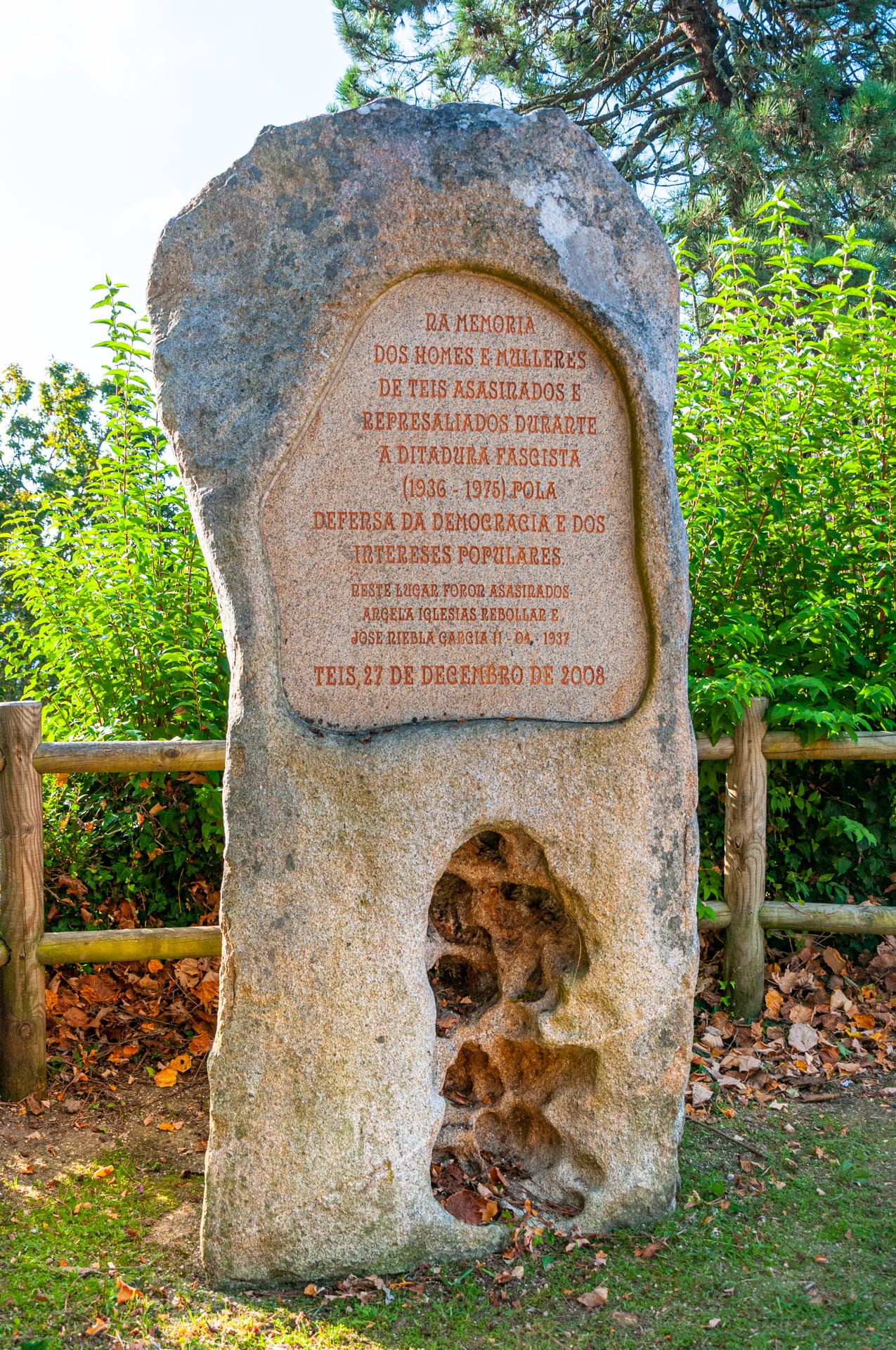 Monumento a los represaliados en Teis