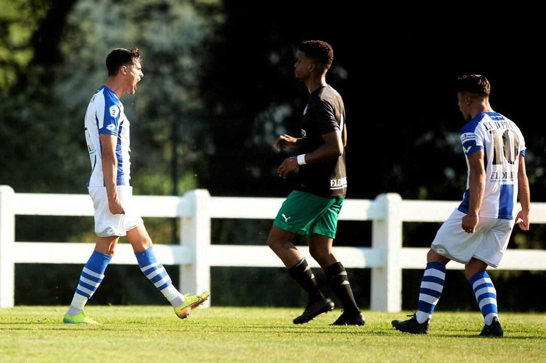 Borja Camus celebra el gol del empate gimnástico