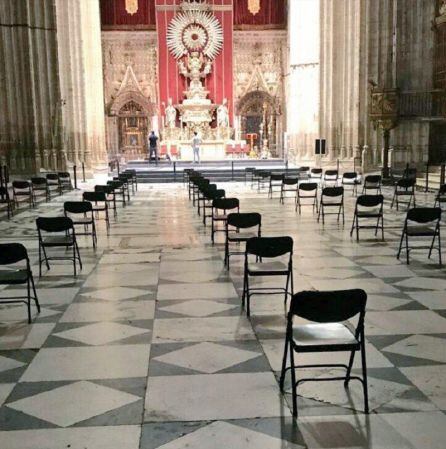 Sillas en lugar de bancos ante el Altar del Jubileo de la Catedral de Sevilla