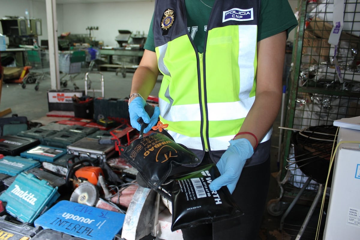 Policía Nacional con el material incautado