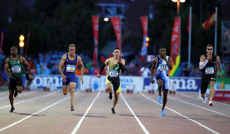 Aitor Ekobo (2-d) se imponía en la final de los 100 metros lisos, con un tiempo de 10.16, en los Campeonatos de España de atletismo disputados en el polideportivo Juan de la Cierva de la localidad madrileña de Getafe.