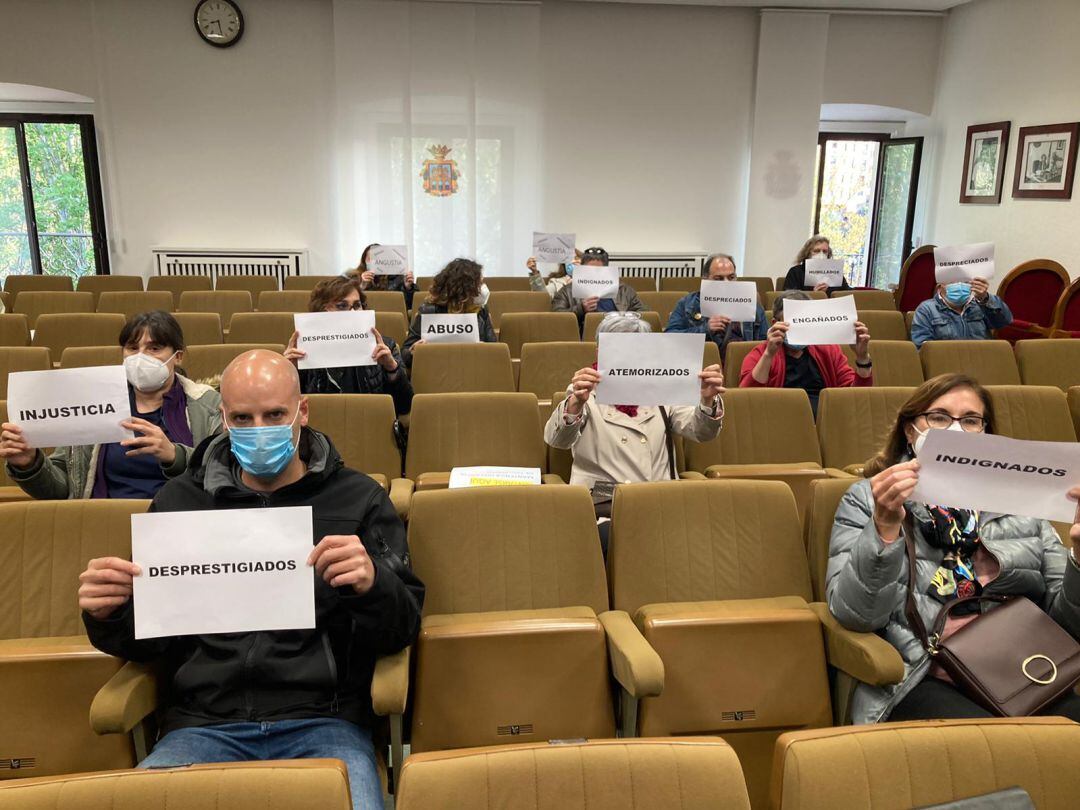 Algunos de los trabajadores municipales pudieron quedarse en el salón de plenos para manifestar su protesta cumpliendo el aforo